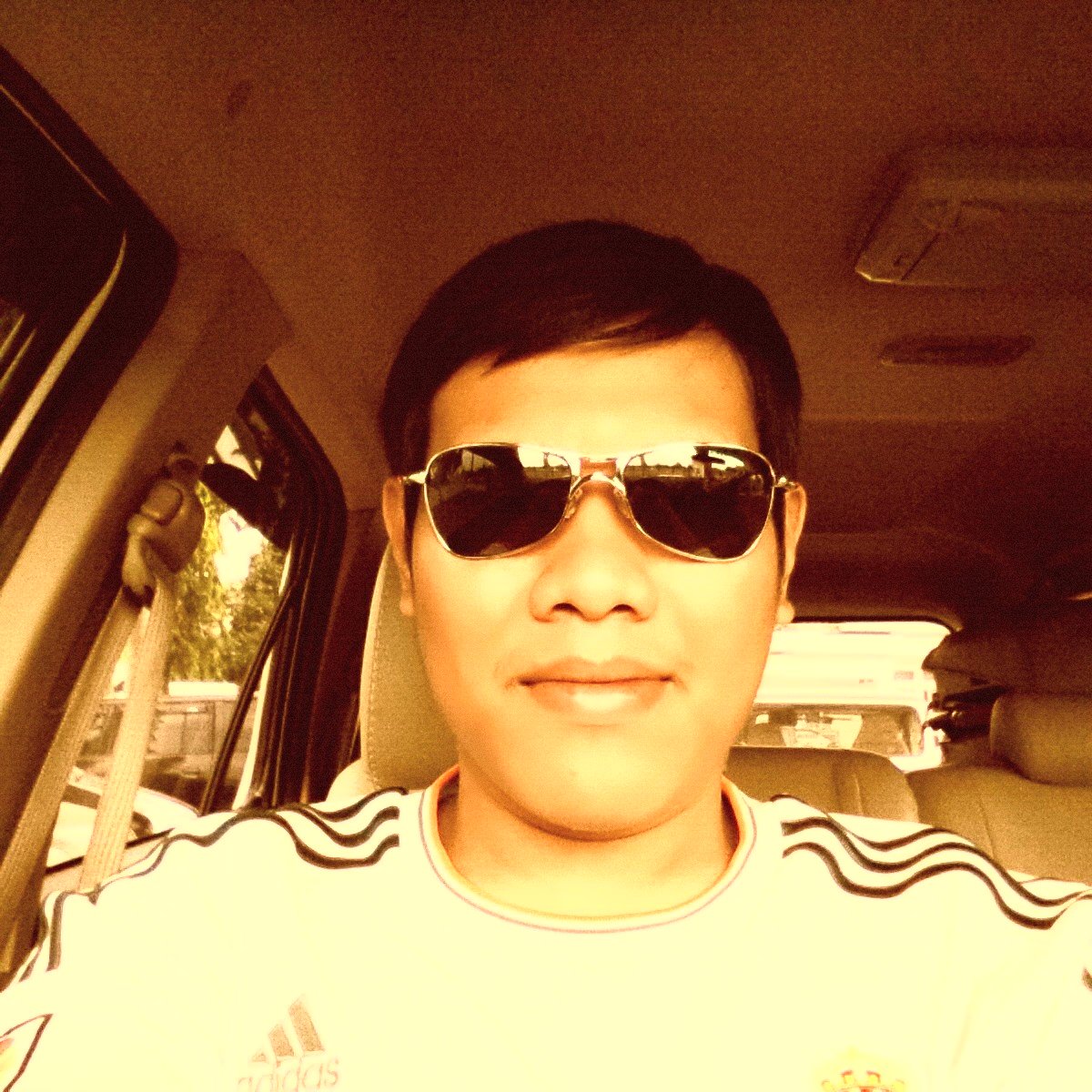 AlfirezaRamlie's profile picture. Manusia itu tidak akan bisa hidup sendiri, suatu saat pasti membutuhkan bantuan orang lain, meskipun orang itu adalah orang yang dia benci