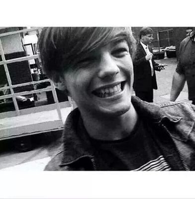 5 personas que no conozco me ayudan mas que personas que estan a centimetros #GraciasOneDirection