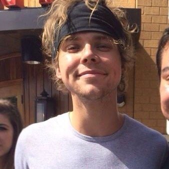 follow @xoclifford and turn my notifs on as im about to do dm's to 3/4 ! :)