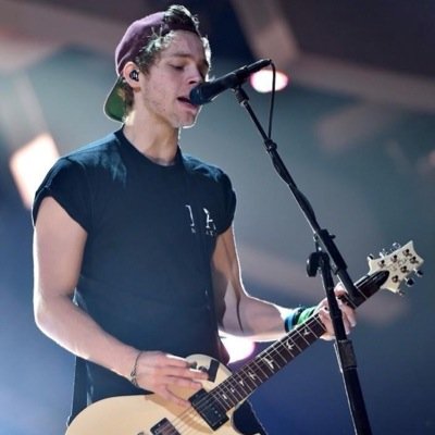 hello friends you should follow @bedhairhemmo bc she gave you a free follow