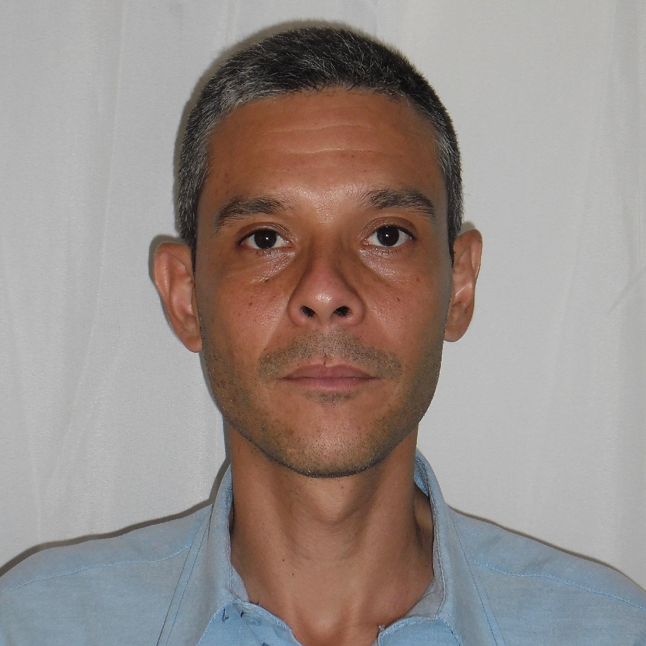Prefiero el titulo de Ciudadano q Lcdo en Administración con Msc en RR.HH. EL Q NO VIVE PARA SERVIR NO SIRVE PARA VIVIR. COMPROMETIDO DESDE Q NACI POR VENEZUELA