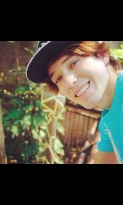solo soy una niña que le gusta actuar, tocar guitarra, la musica, el futbol y a cd9♡