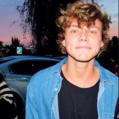 FOLLOW @5sosismysos !!!!