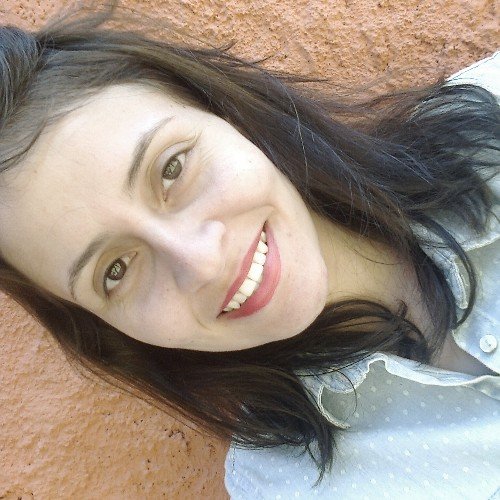 A estilista. A escritora. A garota dos lobos. A observadora.Como fer diria: olhos de lince; intuição de sherlock. Paixões? Moda. http://t.co/n4PGFaoMnu...