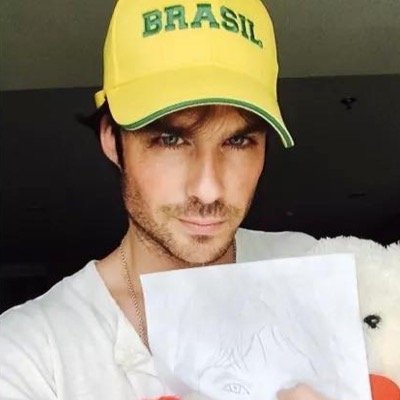 “O que é isso, um ménage à trois? Você e os irmãos Salvatore?”