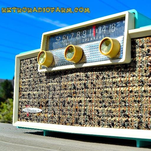 Lovers of old radios