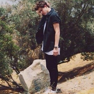 pls follow @directgrier bc this is a free follow and follow my Instagram @_muminahxo and spam me and on Twitter I'll return thanks