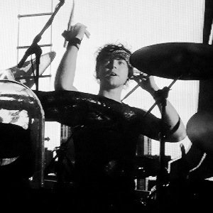 go follow @ashftcyrus please and thank you