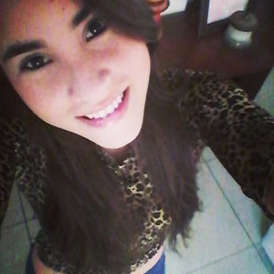 Estudiante de Economía- UEES; FLOM-tercer hogar                                                        Felicidad por mil siempre ♡