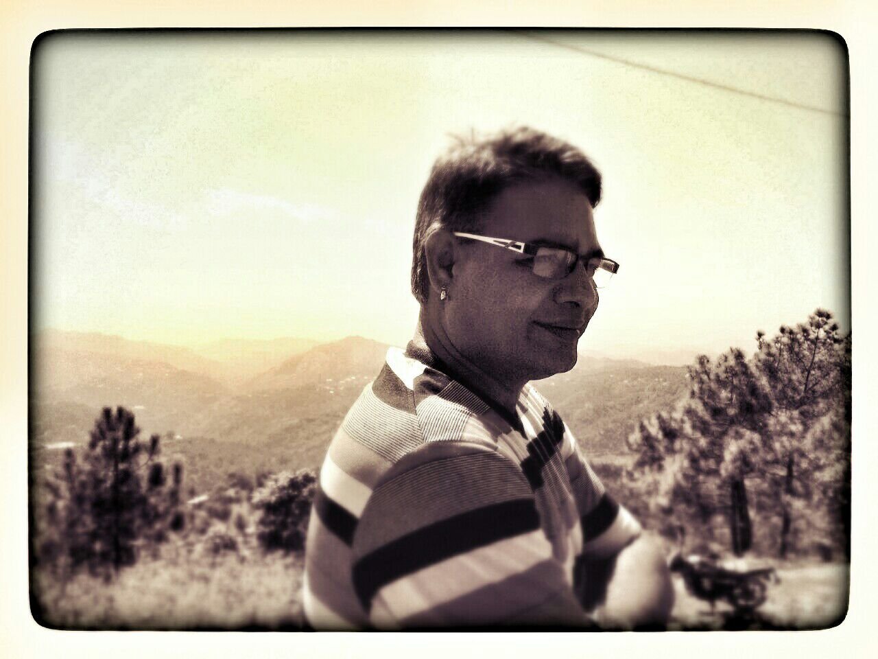 Film Writer - Director in bollywood from 20 years. Directed chhoti si mulaqat, Lala Hardol, Chundari Odhasi Mahro Bir, Taanko Bhid Gayo,Cross Connection,Pagdi