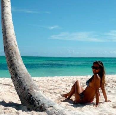 Ucevista, politóloga con humor de tipo, hija de muchas, madre de nadie, caraqueña domiciliada en el coño de la madre, fanática de lo sensual.