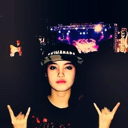 wanita juga manusia, setiap manusia punya jati diri, dan jati diri saya adalah metalhead \m/