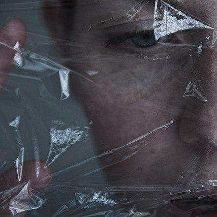 crying_witch's profile picture. sad eyes like sharpened daggers.