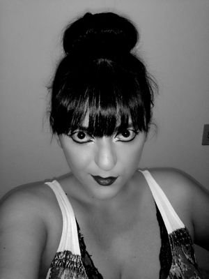 Designer,  bailarina, louca por livros e faça você mesmo.