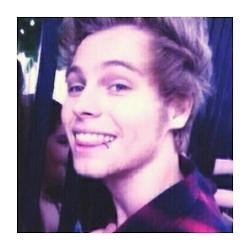 bioaf1996's profile picture. follow @Ashquin5SOS !!! she follows back