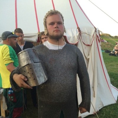 Tenor i mannskor og tubaist i brassband. Oh the irony. Komposisjonsstudent ved Griegakademiet og dirigent for Mannskoret Arme Riddere