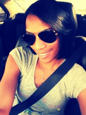 EmelinMarte's profile picture. Simple, amante del buen vino y de la buena compañía, esposa de los números e infiel con la psicología. Dueña de mi green world.