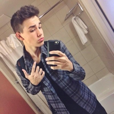 please follow @crushoncashew and rt the link in her bio