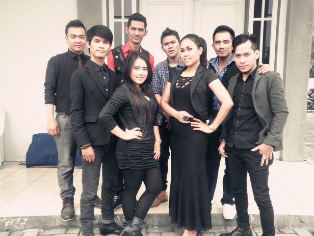 Edie : Drummer | Ewien : Bassist | Iman : Guitarist | Riski : Keyboardist | Vocal : Dedek, Go'o, Andre, Cia | We're one big family ♥