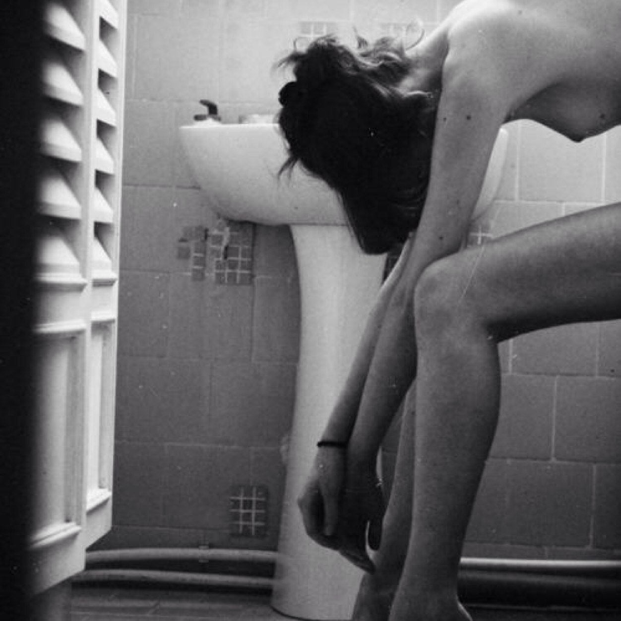 Tirao' en mi cuarto pensando en tus besos, ya sabes te quiero, te echo de menos