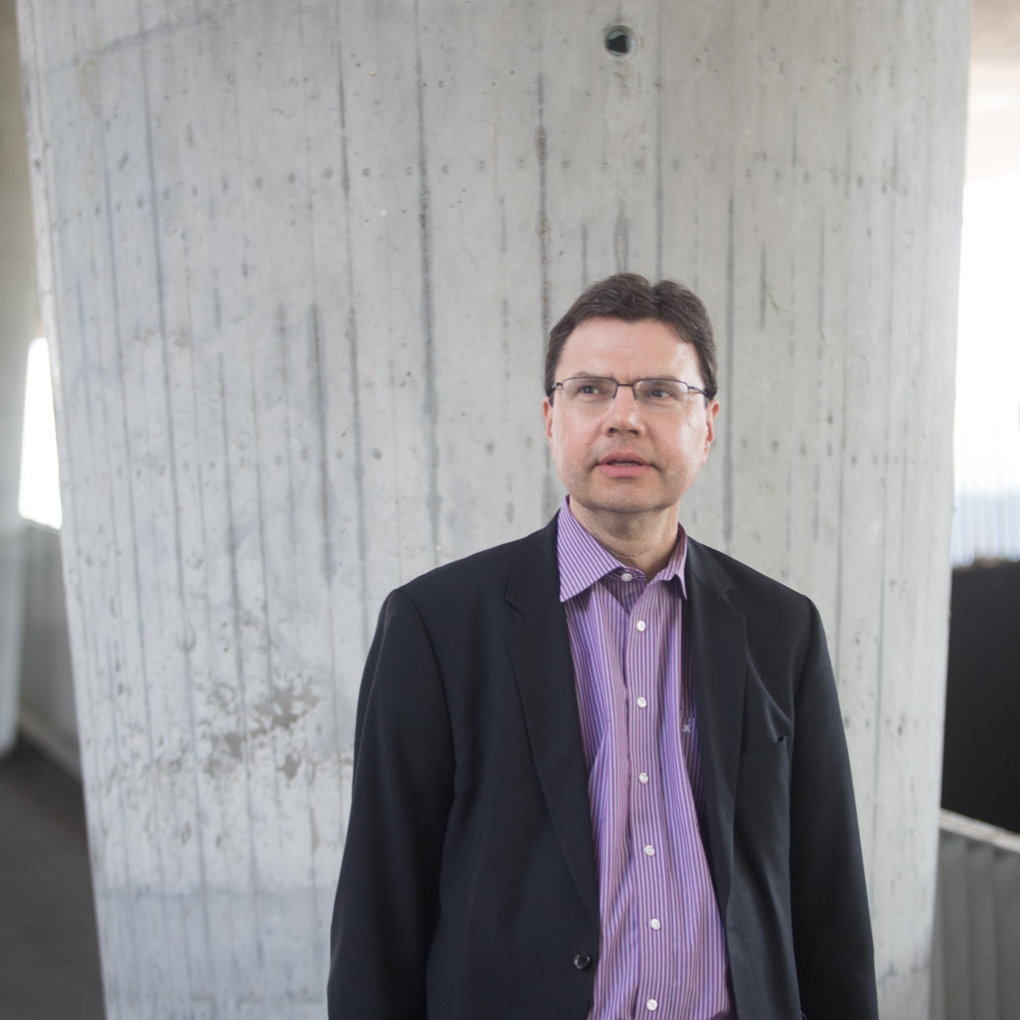 Betriebsökonom, ehem. Kantonsrat SP/ZH, befasst sich mit Politik und Wirtschaft, begeisterungsfähig für Kultur fast aller Schattierungen, leidet mit dem FCZ.