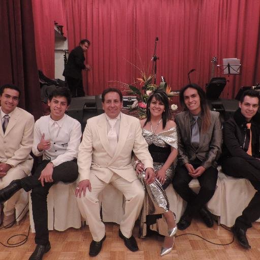 Nuestras vidas y música para inspirar a matrimonios y familias a sostener su amor y unidad, caminando de la mano de DIOS
