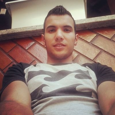 eu sou uma pessoa estrovertida bem ecletica e adoro curti a vida socialmente.