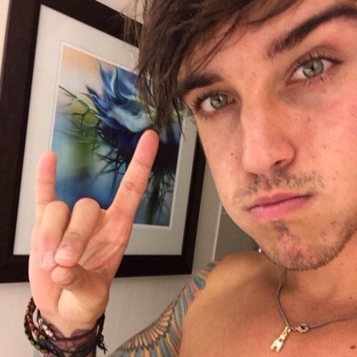FOLLOW @kisslewk AS SHE GAVE YOU THIS FREE FOLLOW OR BE UNFOLLOWED THANK U❤️
