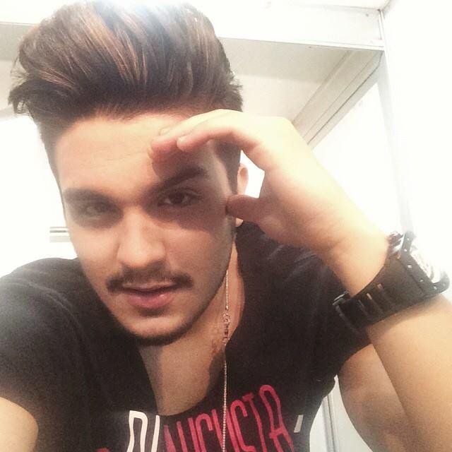 ´´ E mesmo sem nunca ter te tocado, me pertencia bem lá no fundo ´´  @LuanSantana De todos os sorrisos Pra mim o seu é o melhor. ♡