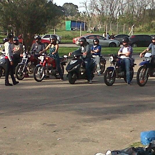Escuela de manejo para motos y alquiler para examenes en Cap y Bsas.Todos los dias de 9 a 20hs.Te enseñamos a manejar!hasta 350cc Contacto@imperiomotos.com
