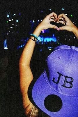 The first tweet for justin hi world my name is justin drew bieber and i love hockey