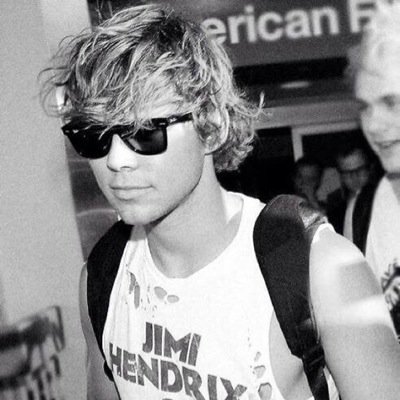 Please follow @fivesecondhemmo thankyou ily