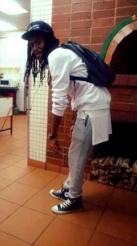I was born 1990 @ oTd .I like 2 read a lot play basketball .I like partying with ma friends and having fun .Go gedDar