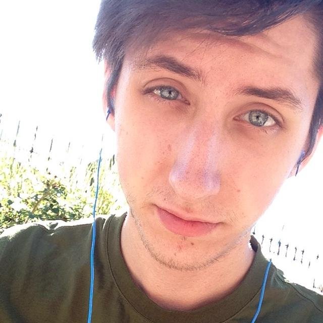 MattAHankins's profile picture. “Aujourd'hui, maman est morte. Ou peut-être hier, je ne sais pas.”               🏳️‍🌈🍺♊️👾