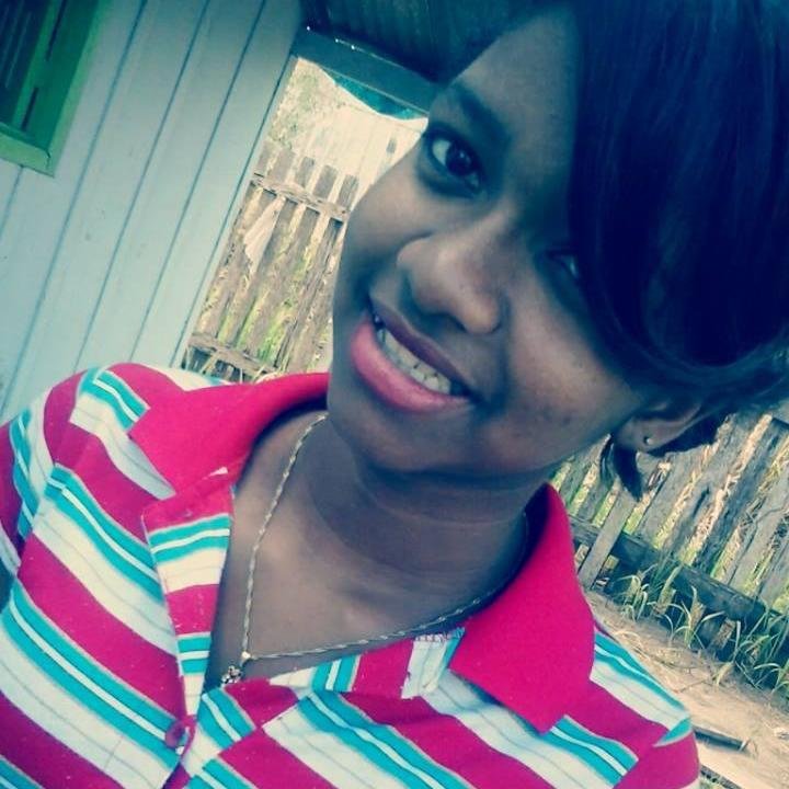 Queem sou eeu?A meenina da footo ao lado. oOAqella. cheei de defeitin.Maiis q vse gaamou qndo viil.Sou Chata, feia, Boba.