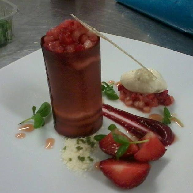 Pastry Cheff, Amante de la buena musica, el buen vino y como no de la buena gente. Apasionado del deporte detallista a mas no poder...