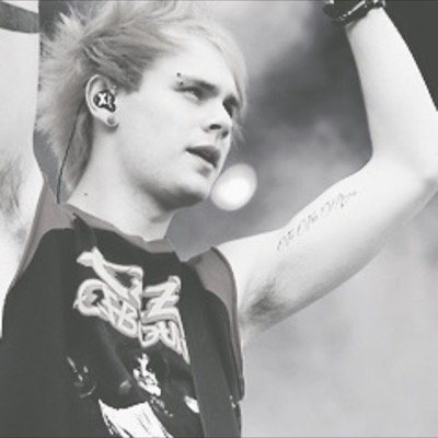 this is a free follow from @papermoonchar don't follow me follow her back x