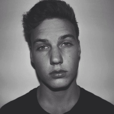 youtuber. main twitter: @philgeertsen
i think im funny.