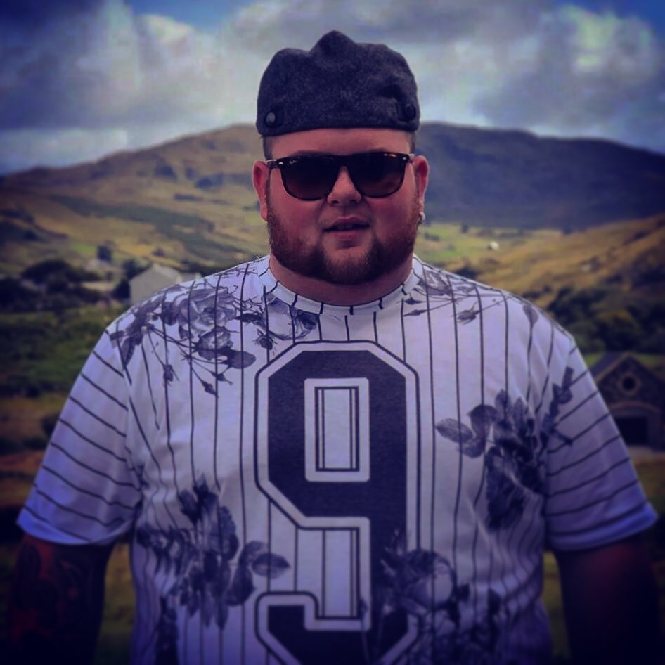 I'm 19 years old, musician, sing a play guitar and drums. Hookup with me for some gigs!!!!