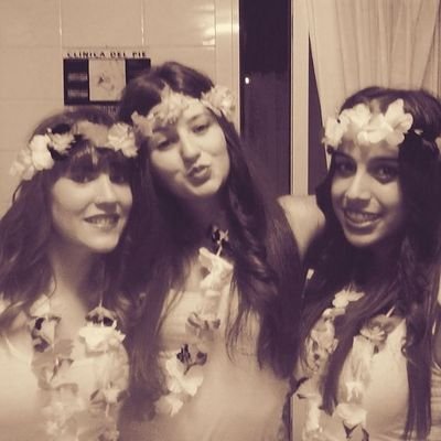 Soñadora, alegre y simpatica.Estudiante del Bachiller de artes escenicas, musia y danza.Los sueños en sueños se quedan