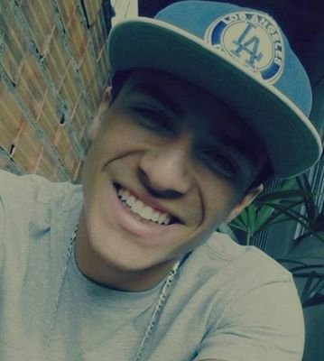 Entre mil outros, você.
Entre mil sorrisos, o seu.
Entre mil amores, o nosso.