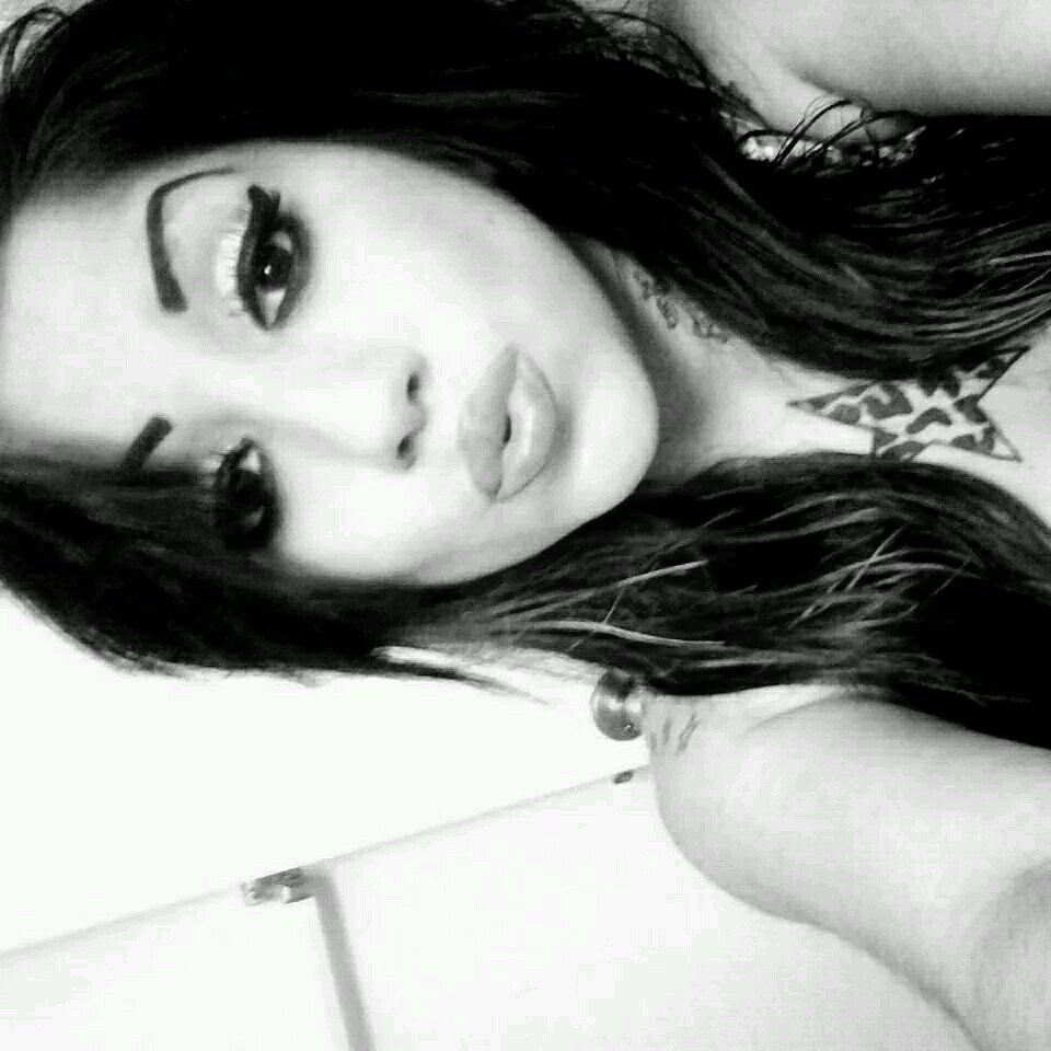 What's up well my name is Maria I'm a single Lezbian 21 year old hit me up to get to know me (: