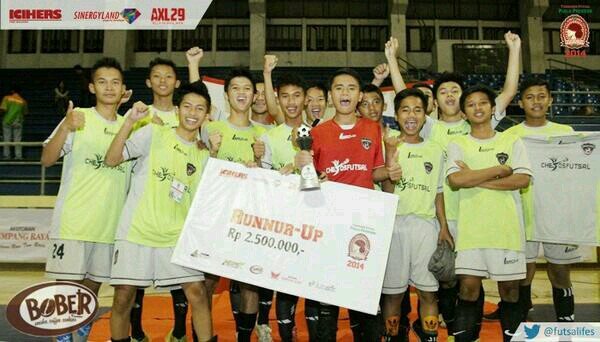 Setidaknya urang pernah bikin maneh tersenyum