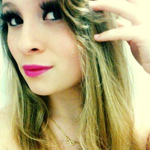 Muita gente tem a síndrome da segunda-feira, eu tenho a síndrome da semana inteira.   Namorada do @Leeandroo0' ♥