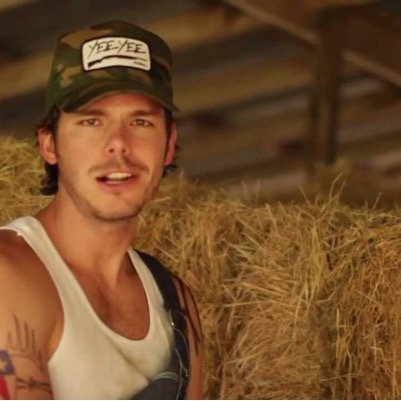 Just a good ol'boy from the great state of Ohio, who likes country music and DIP. Save the Lungs, Rock the Gums #MudjugNation.