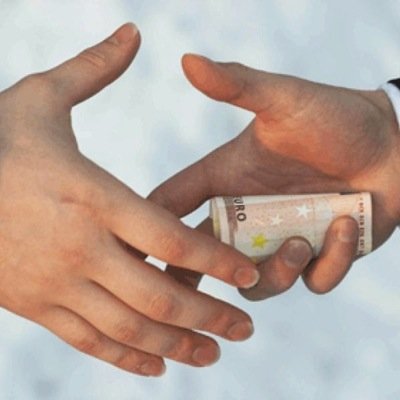 اللهم إن كان رزقي في السماء فأنزله وإن كان في الأرض فأخرجه وإن كان بعيدا فقربه وإن كان قريبا فيسره وإن كان قليلا فكثره وإن كان كثيرا فبارك لي فيه