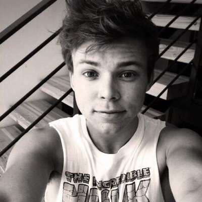 I GAVE YOU A FREE FOLLOW SO PLEASE FOLLOW @ashtonxoi PLEASE AND THANKYOU xxxx