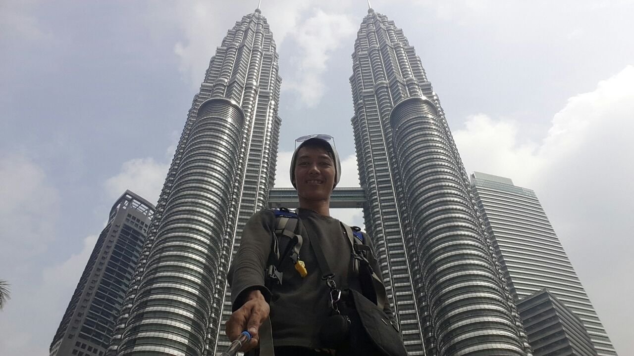 Lebih baik pergi dan nyasar daripada diam gak kemana-mana | Everyday is journey | LetsgetlostID
Contact: f_lz@ymail.com