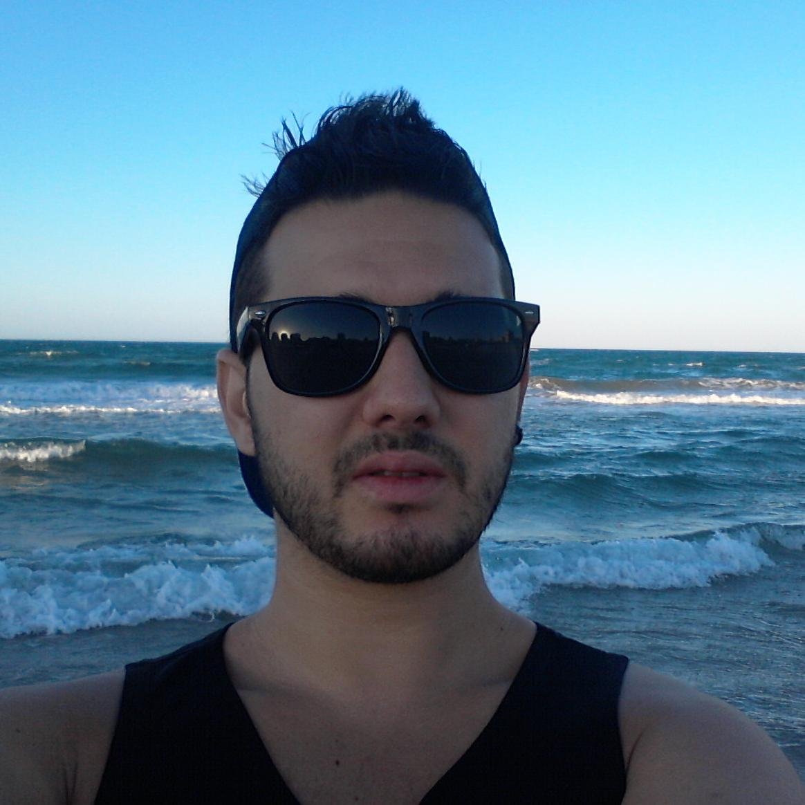 Diplomado en Criminología,Estudiante de Grado en Sociología,RRPP, Jugador de Baloncesto.Amante de todos los deportes visibles/practicables y de la buena música!