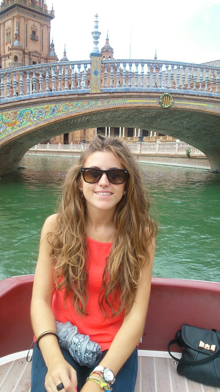 Estudiante de medicina en Sevilla, pero de origen lepero. De las que piensan que una sonrisa vale más que mil palabras, pero si es una carcajada mejor ;)